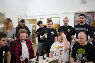 Liebe Trinksportfans,
heute haben wir einen kleinen Rückblick für euch, was in den letzten Monaten beschlossen/gefeiert wurde (Ja, wir sind spät dran damit😂):
Am 23.11.2024 fand die erste Generalversammlung des VTS statt, wo das erste Vereinsjahr analysiert wurde.📈
Dabei wurden unter anderem folgende Beschlüsse getroffen:
- Für die Teilnahme an jedem vom VTS organisiertem trinksportlichen Event muss nicht zwingend Alkohol getrunken werden, der Wettbewerb an sich soll im Vordergrund stehen.🧃
- Beim Mitgliedsbeitrag gibt es nun zwei Abomodelle, entweder 30€ (Teilnahmebeitrag für Turniere nicht inkludiert), oder 50€ (Teilnahmebeitrag für Turniere inkludiert). 💸
Am 18.1.2025 wurde das einjährige Bestehen des Vereins im Volksheim St. Georgen ausgiebig zelebriert (siehe Fotos). 🍻
Eine erneute Feier ist jedenfalls in Planung, das Datum wird noch bekannt gegeben.🗓️
Wir danken vor allem euch für euren Support im ersten Jahr und freuen uns über alle, die uns folgen, zu den Turnieren kommen und mit uns feiern! 🎉
Auf viele weitere sportliche Events!💪🏻