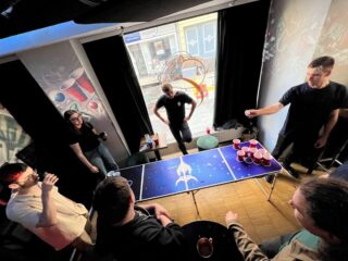 Am 8. Juni ging es am Tag nach dem Flunkyballturnier in Wien direkt weiter mit einem Beerpongturnier in der @chameleon_bar_ .👌🏻
Die Stockerlplätze sicherten sich diesmal:
🥇Team Landlords🤴🏻
🥈Team Winx🧚🏻
🥉Team Benelix🍻
Wir gratulieren herzlich, das nächste Turnier ist bereits in Planung - Infos folgen!💪🏻
#vtsstp #bier #bierpong #beerpong