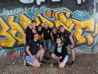 Am 7. Juni fand das Flunkyballturnier des @tsv_wien statt, wo wir mit 2 Teams teilnehmen durften.🍻
Von unseren Sportler:innen konnten nach harten Kämpfen sogar der 4. Platz, und der sensationelle 1. Platz erreicht werden!🥇
Wir gratulieren den Siegerteams und freuen uns auf ein hoffentlich baldiges Wiedersehen.💪🏻
#vtsstp #bier #flunkyball #sieg #turnier