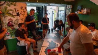 Am 10. August fand erneut ein Beerpong Turnier in der Chameleon Bar statt, diesmal sogar mit Gästen vom @tsv_wien !🍻
Mit 18 Teams war es das bisher größte Beerpong Turnier des VTS, danke für euren Support und eure Teilnahme.🫶🏻
Wir bedanken uns auch wieder herzlich bei der @chameleon_bar_ für die Unterstützung und die Gutscheine für die Siegerteams.🏆
Die Stockerlplätze:
🥇Gichtfinger77 - 100€ Chameleon Bar Gutschein (Bild 3)
🥈Botscherna Buam - 50€ Chameleon Bar Gutschein (Bild 4)
🥉Becher-B*tches - 25€ Chameleon Bar Gutschein (Bild 5)
Wir hoffen, ihr seid auch beim nächsten Mal wieder so zahlreich dabei!😌
#beer #beerpong #bierpong #vtsstp #summer